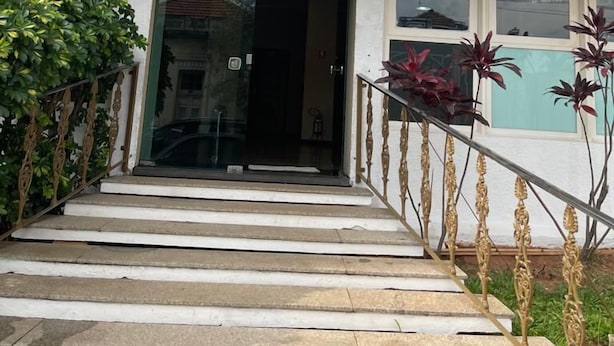 The Bravo City Hotel entrance with a staircase leading up to the door, surrounded by greenery and a metal railing. - Bravo City Hotel Sao Carlos (São Carlos)