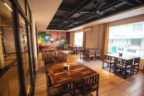 Desayuno buffet diario (INR 400 por persona)