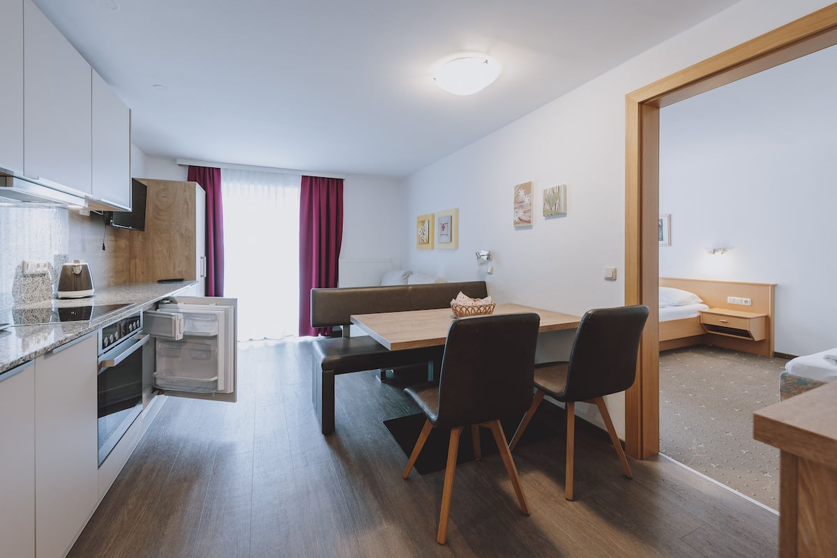Hefðbundin íbúð | Stofa | 100-cm snjallsjónvarp með stafrænum rásum, sjónvarp, hituð gólf.