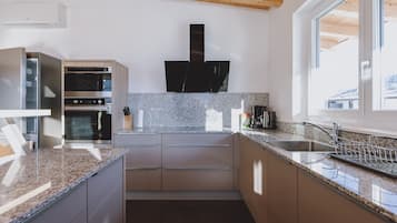 Superior Apartment | Private kitchen | Fridge, microwave, oven, stovetop