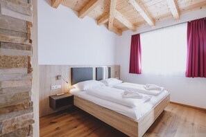 スーペリア アパートメント | エジプト綿のシーツ、高級寝具、ピロートップベッド、アイロン / アイロン台