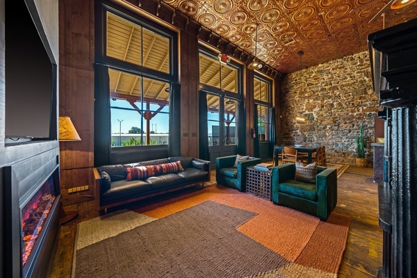 Een smart-tv, een open haard en een stereo