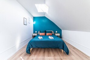 3 chambres, bureau, fer et planche à repasser, lit parapluie