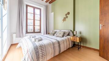 3 bedrooms, desk, iron/ironing board, travel cot