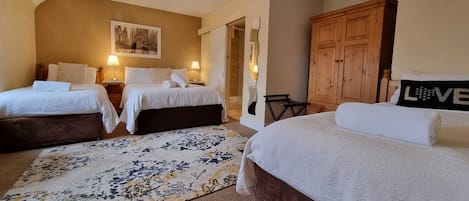 Family Room | 1 bedroom, premium bedding, pillowtop beds, desk