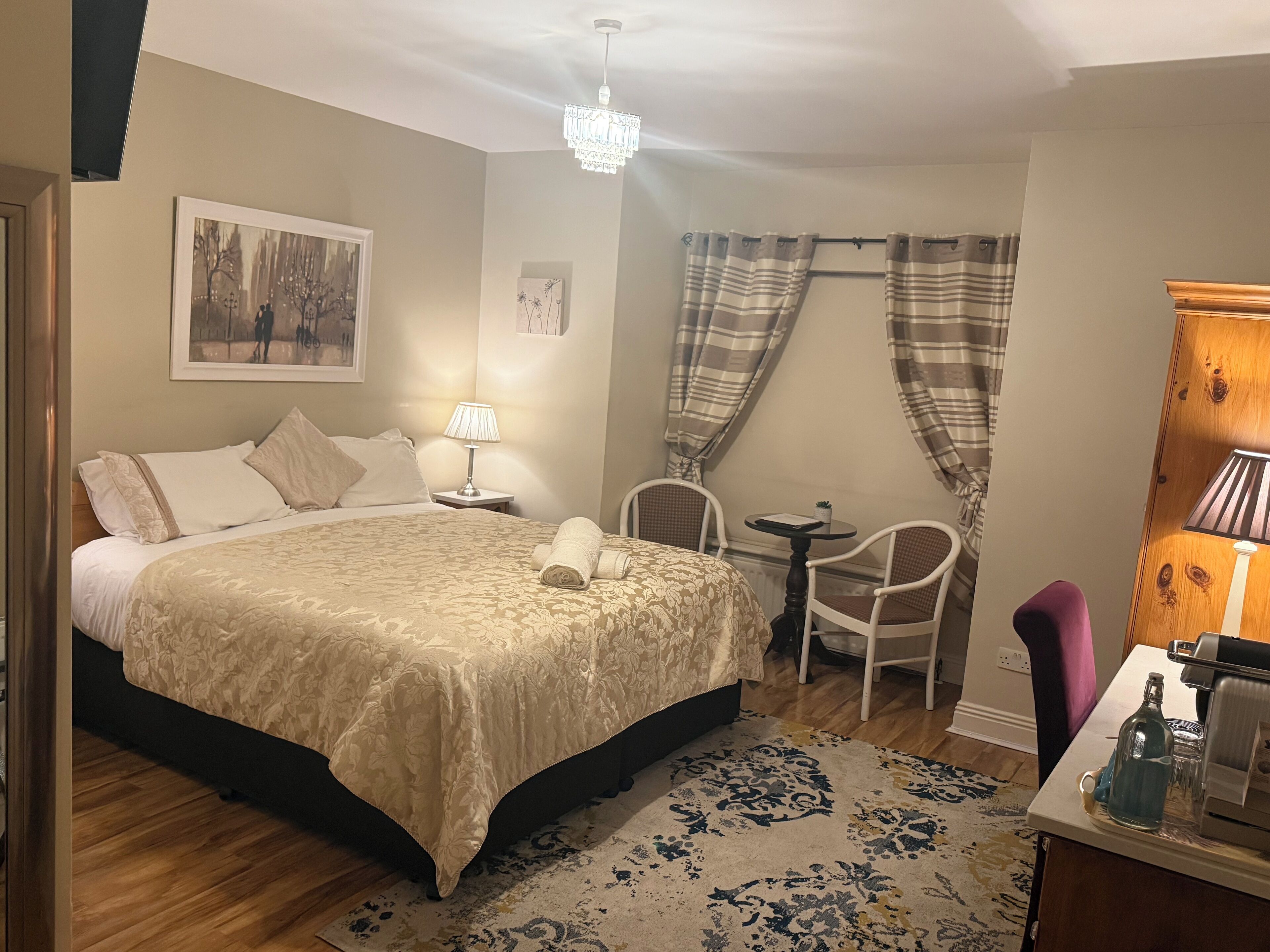 Classic Room, 1 King Bed | Premium bedding, pillowtop beds, desk, blackout drapes