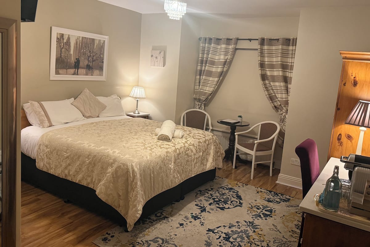 Classic Room, 1 King Bed | Premium bedding, pillowtop beds, desk, blackout drapes