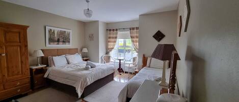 Classic Room, 1 King Bed | 1 bedroom, premium bedding, pillowtop beds, desk