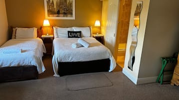 ห้องแฟมิลี่ | เครื่องนอนระดับพรีเมียม, เตียงพร้อมฟูกเสริมที่นอน, โต๊ะทำงาน