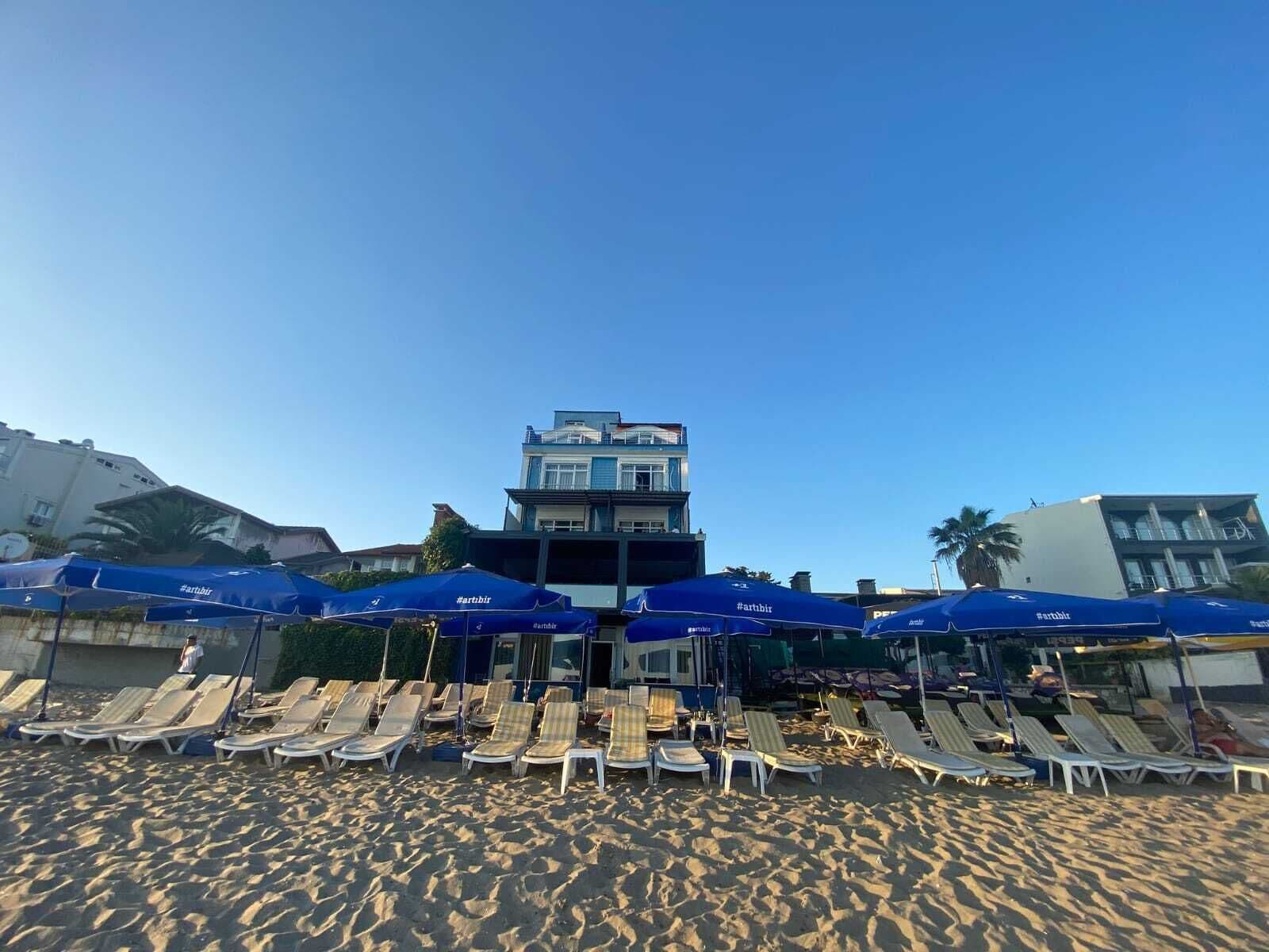 Ubicación a pie de playa y servicio gratuito de transporte a la playa