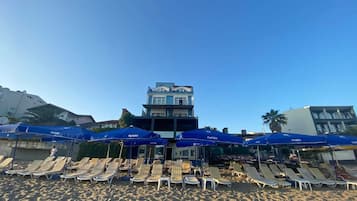 Ubicación a pie de playa y servicio gratuito de transporte a la playa