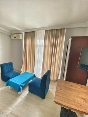 ملاءات من القطن المصري وأغطية فراش متميزة وميني بار ومكتب