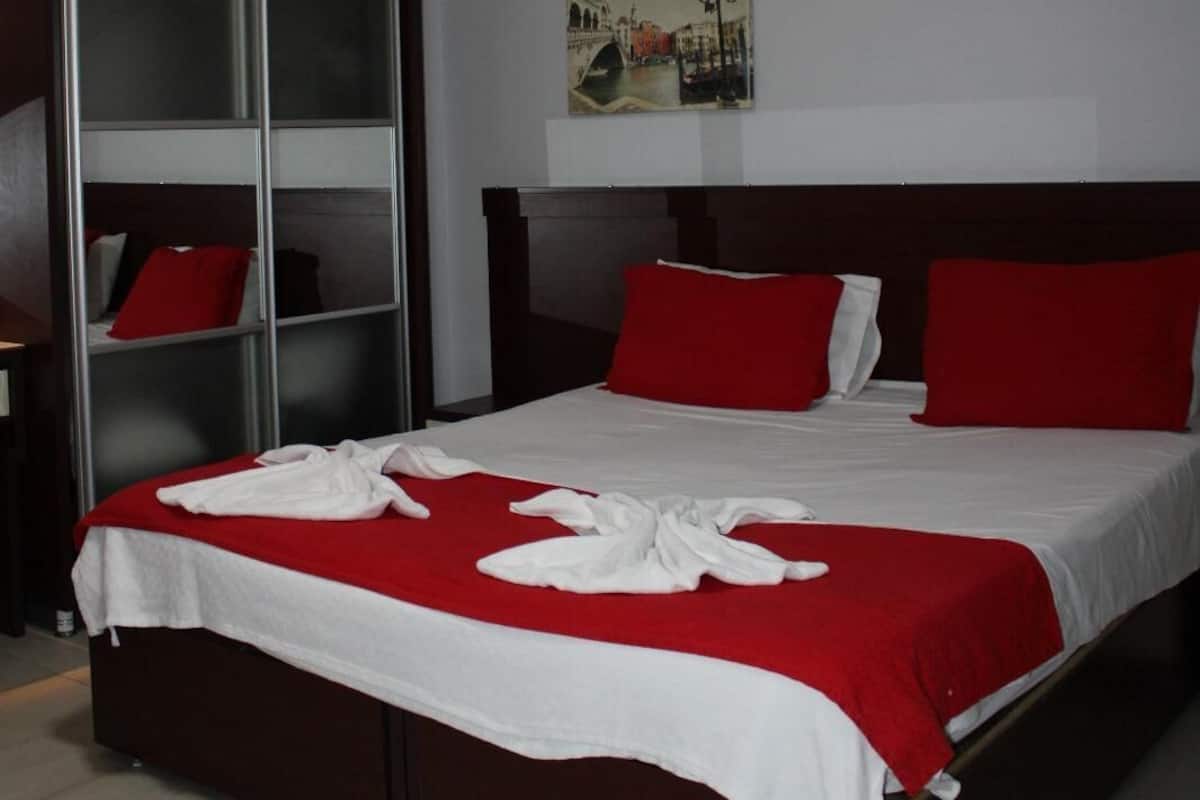Quarto casal standard, 1 quarto, vista parcial para o mar | Roupas de cama de algodão egípcio, roupas de cama premium, frigobar
