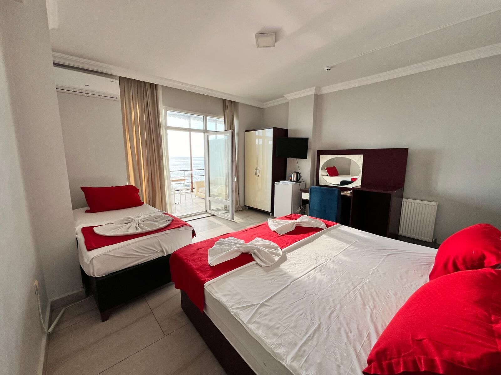 Deluxe Twin Room, Sea View | Egyptian cotton sheets, premium bedding, minibar, desk