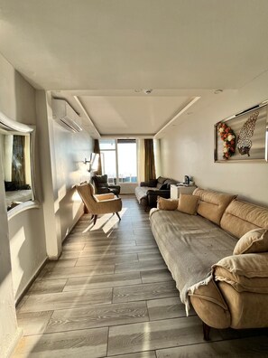 Family Condo, 1 Bedroom, Sea View | Egyptian cotton sheets, premium bedding, minibar, desk - Deniz Otel (Istanbul)