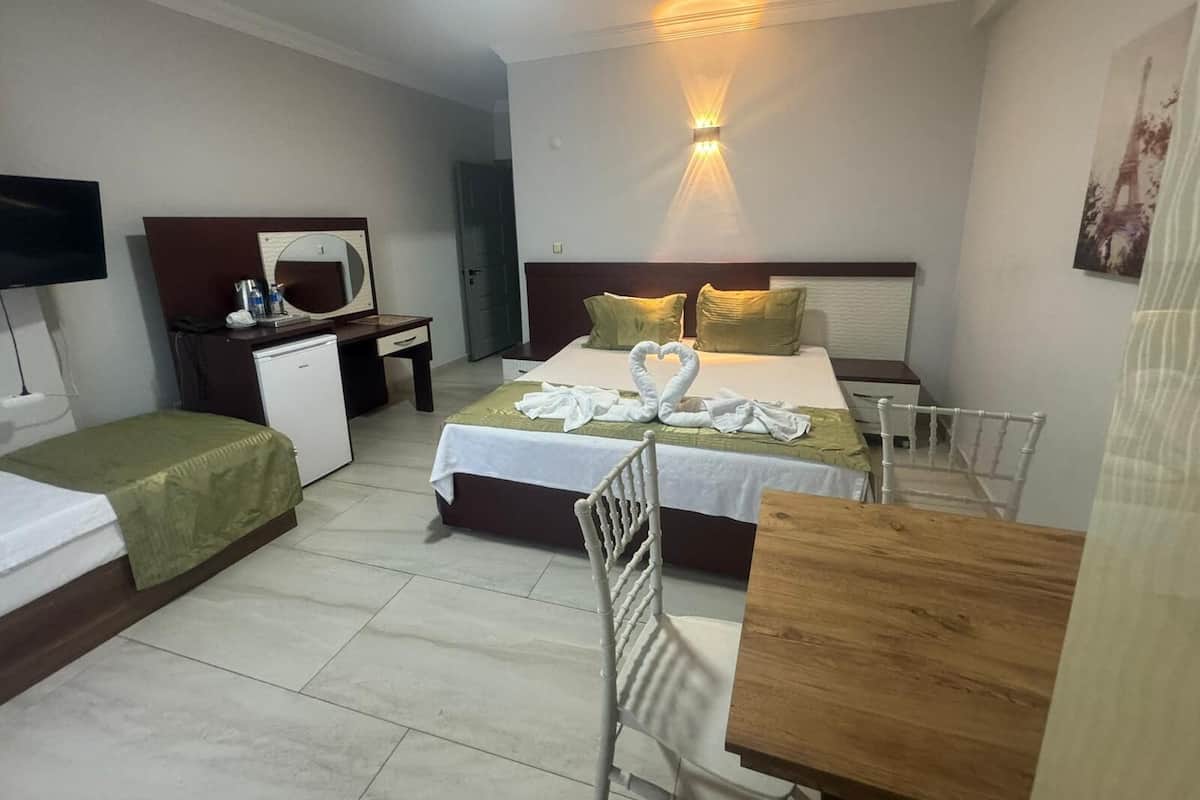 Egyptian cotton sheets, premium bedding, minibar, desk