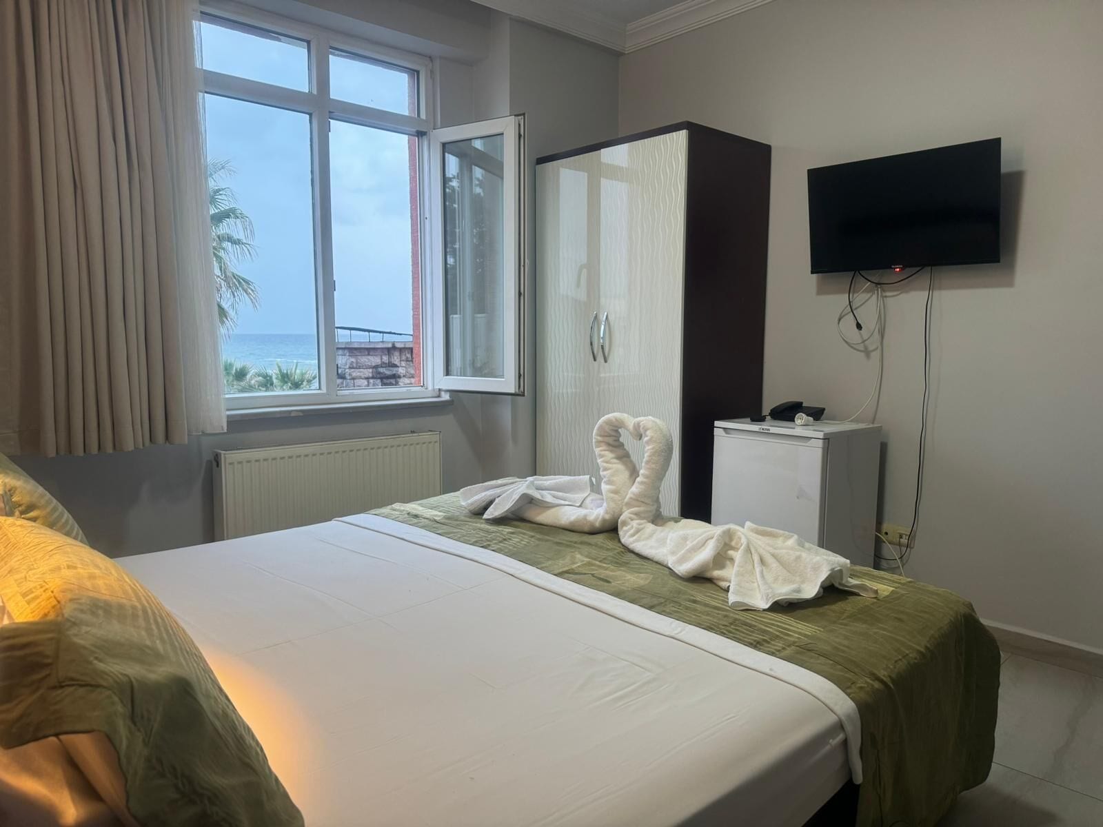 Habitación estándar, vistas parciales al mar | Sábanas de algodón egipcio y ropa de cama de alta calidad
