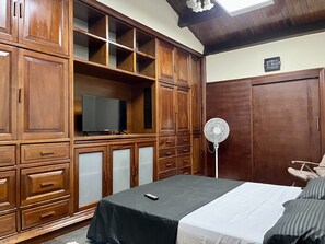 标准双人房 | 浴室 | 淋浴设施、毛巾