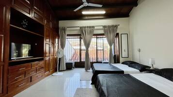 Habitación cuádruple superior | Wifi gratis y ropa de cama