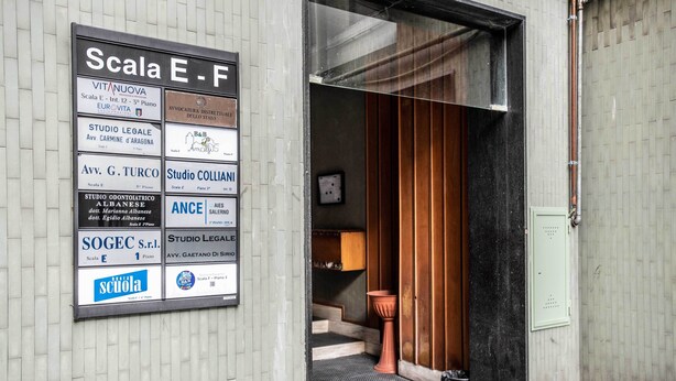 Una entrada con un cartel que enumera varios estudios y sus escalas de piano.