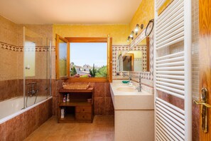 Kylpyamme, hiustenkuivaaja, pyyhkeet