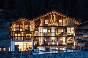 Un immeuble à plusieurs étages doté de balcons, de grandes fenêtres et d’une enseigne indiquant « Appartements Villa Solinda ».
