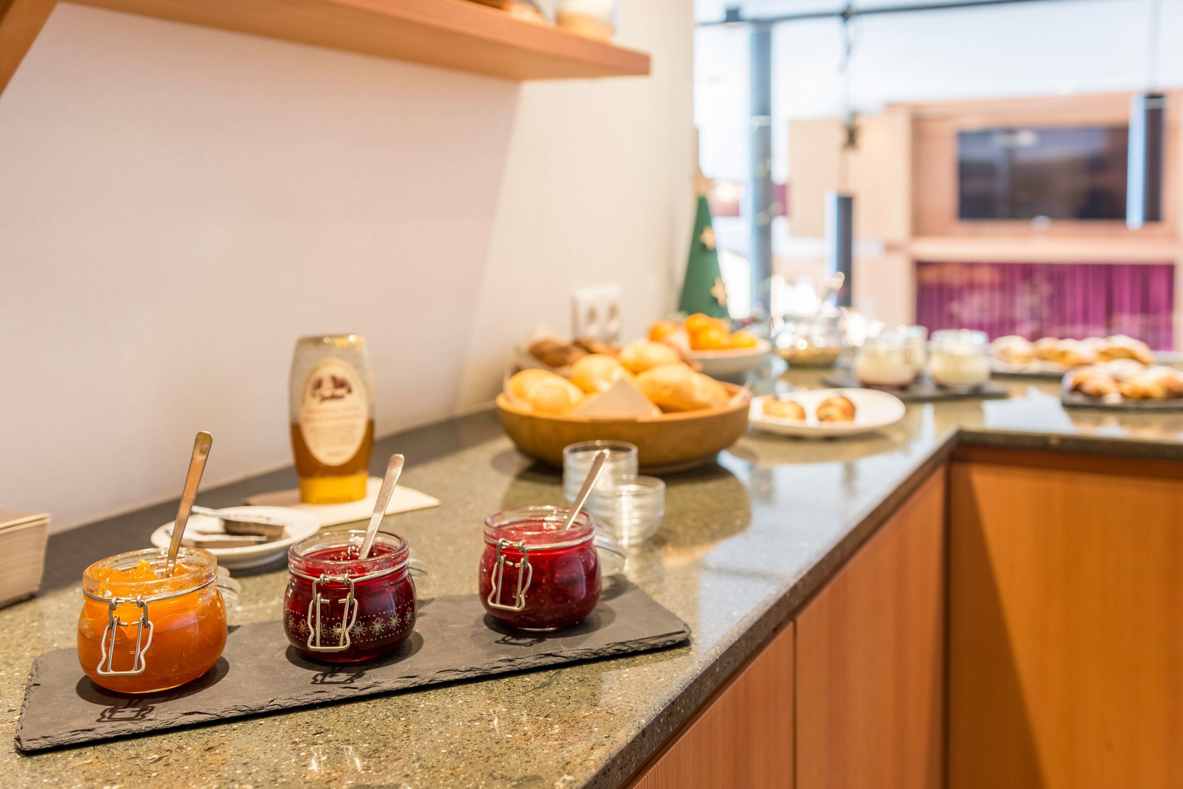 Un buffet de petit-déjeuner proposant une variété d’aliments et d’accompagnements, le tout disposé sur un comptoir en granit.
