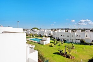 Exterior - Family friendly apartment "Dúplex Tejar con Piscina" with Private Terrace, Shared Pool & Wi-Fi (Conil de la Frontera)