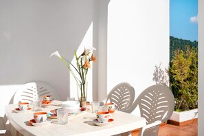 Outdoor dining - Family friendly apartment "Dúplex Tejar con Piscina" with Private Terrace, Shared Pool & Wi-Fi (Conil de la Frontera)