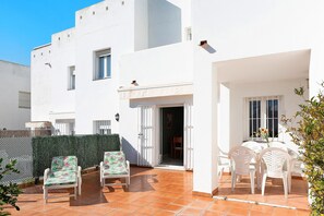 Outdoor dining - Family friendly apartment "Dúplex Tejar con Piscina" with Private Terrace, Shared Pool & Wi-Fi (Conil de la Frontera)