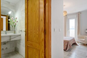 3 dormitorios, tabla de planchar con plancha, wifi gratis y ropa de cama