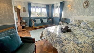 4 Schlafzimmer, Schreibtisch, Bügeleisen/Bügelbrett, Reisekinderbett