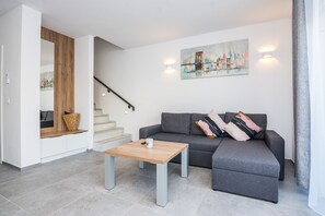 Deluxe Apartment A1 | Zona de estar | Televisión de pantalla plana de 100 cm con canales por satélite