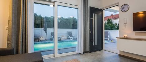 Deluxe Apartment A1 | Wohnbereich | 100-cm-Flachbildfernseher mit Satellitenempfang, Fernseher