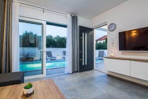 Deluxe Apartment A1 | Living area | 100-cm flat-screen TV with satellite channels, TV - Apartment Spanic 2 (Vir)