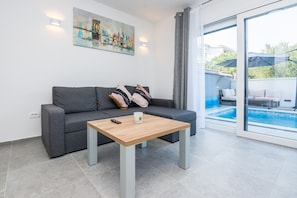 Deluxe Apartment A1 | Coin séjour | Télévision à écran plat de 100 cm avec chaînes par satellite, télévision