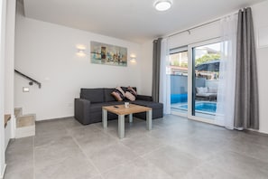 Deluxe Apartment A1 | Coin séjour | Télévision à écran plat de 100 cm avec chaînes par satellite, télévision