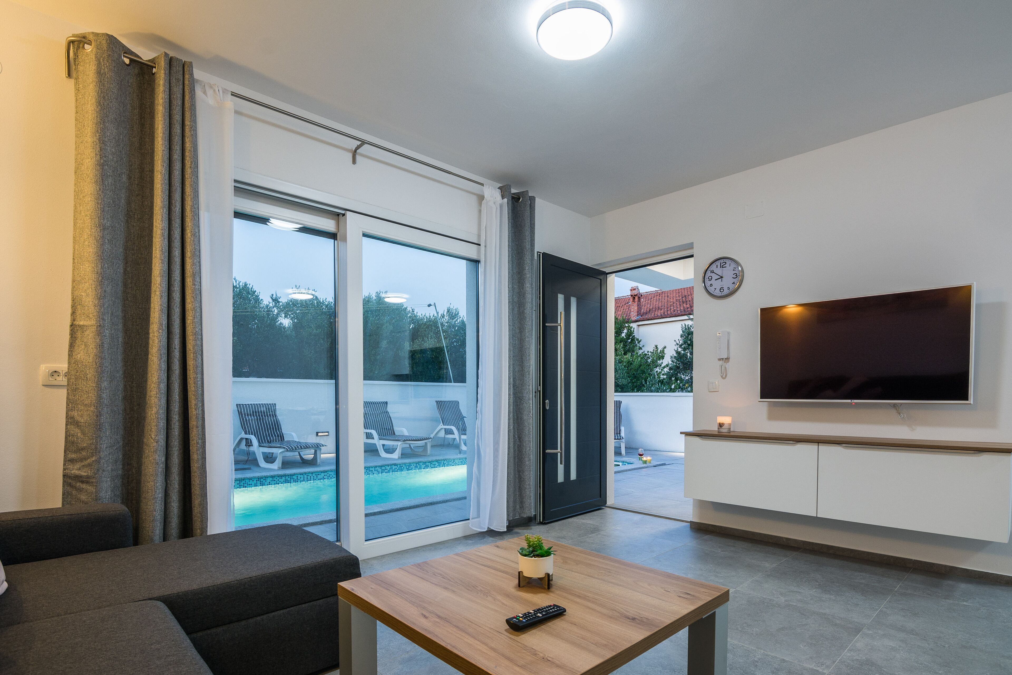 Deluxe Apartment A1 | Oppholdsområde | En 100-centimeters Flatskjerm-TV med Parabol-TV samt TV
