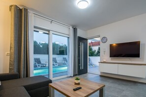 Deluxe Apartment A1 | Living area | 100-cm flat-screen TV with satellite channels, TV - Apartment Spanic 2 (Vir)