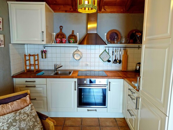 Frigorífico, horno, placa de cocina y cafetera o tetera