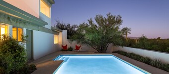 A Refuge of Modern Design and Luxury - Magnificent desert retreat