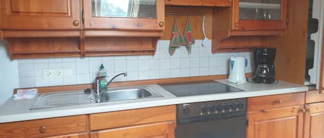 Fridge, oven, stovetop, coffee/tea maker