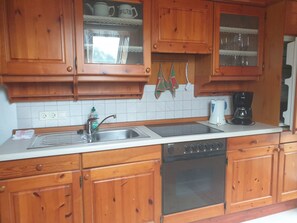 Kühlschrank, Ofen, Herdplatte, Wasserkocher mit Kaffee-/Teezubehör