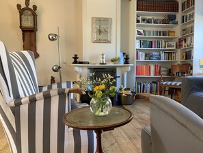 Een televisie, een open haard, boeken en een stereo