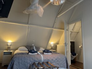 2 bedrooms, iron/ironing board, travel cot, free WiFi