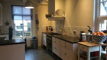 Een koelkast, een magnetron, een oven, een kookplaat