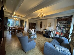 Een televisie, een open haard, boeken en een stereo