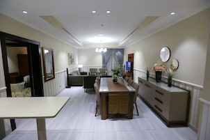 行政套房 | 起居区 | 50-英寸智能电视 （配备有线频道）、电视