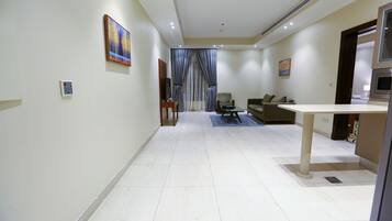 Deluxe suite | Woonruimte | Een 50-inch smart-tv met kabelzenders en televisie