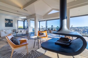 Smart-TV, Kamin, Bücher